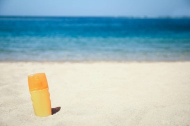 Sahilde kremalı şık bir şapka.