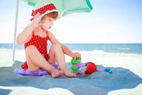 夏の海の上の幸せな赤ちゃんの女の子自然の上に ストック画像