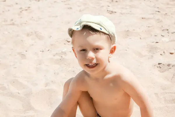 Ευτυχισμένο Παιδί Που Παίζει Στο Φόντο Της Θάλασσας Εικόνα Αρχείου