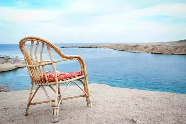 Κομψά Όμορφη Καρέκλα Στο Φόντο Της Θάλασσας Φύση Τοπίο Φωτογραφία Αρχείου