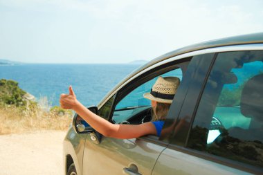 Sea Greek arka planında arabadaki mutlu kız