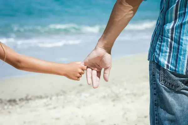 Χέρια Ενός Ευτυχισμένου Γονέα Και Παιδιού Στην Παραλία Ένα Ταξίδι Εικόνα Αρχείου