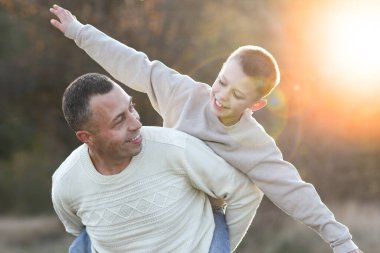 Baba çocuk duygularıyla yürür aile mutluluğu kavramı