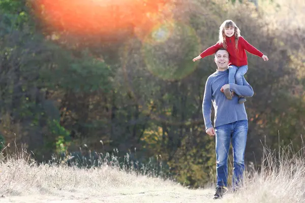 Ayah Berjalan Dengan Emosi Anak Konsep Kebahagiaan Keluarga Tersenyum Stok Gambar