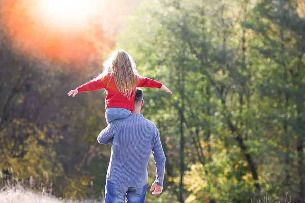 Baba Çocuk Duygularıyla Yürür Aile Mutluluğu Kavramı Telifsiz Stok Fotoğraflar