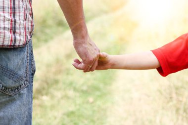 Park aile kavramında mutlu çocuk ve ebeveynin elleri