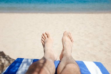 Deniz doğa arka plan üzerinde ayakları ile güzel izleri