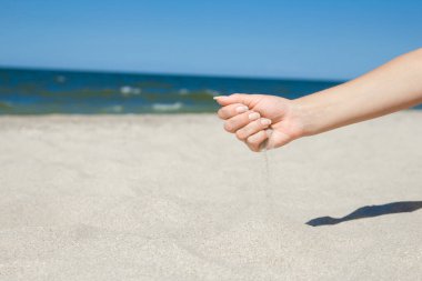 Şık, güzel eller Sypyat ve deniz yazın doğada