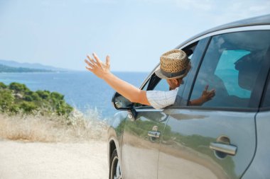 Otomatik deniz arka planındaki mutlu adam.