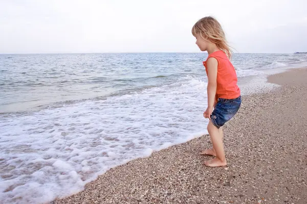 Щаслива Дівчинка Морі Влітку Природі Стокове Фото