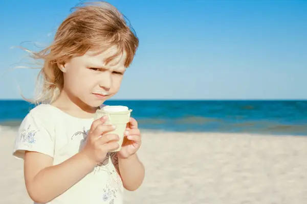 Щаслива Дитина Пляжі Біля Басейну Відкритому Повітрі Їсть Морозиво Літньому Ліцензійні Стокові Зображення