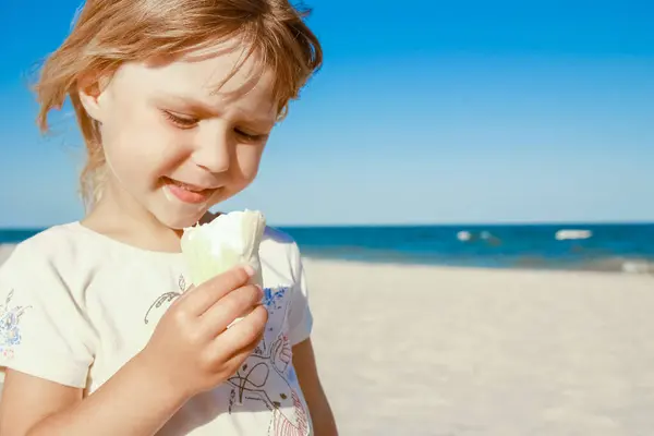 Щаслива Дитина Пляжі Біля Басейну Відкритому Повітрі Їсть Морозиво Літньому Стокове Зображення