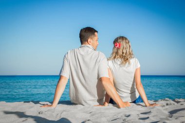 Mutlu çift deniz kenarında doğada.