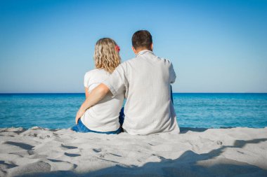 Mutlu çift deniz kenarında doğada.