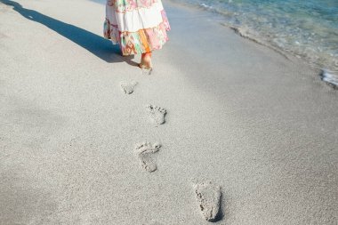Ayakları kumsalda güzel ayak izleri.