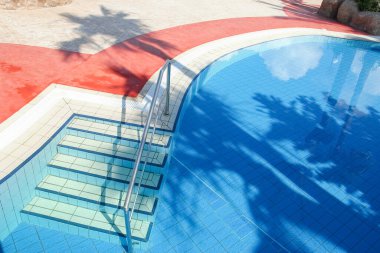 Deniz kenarına basamakları olan güzel bir havuz.