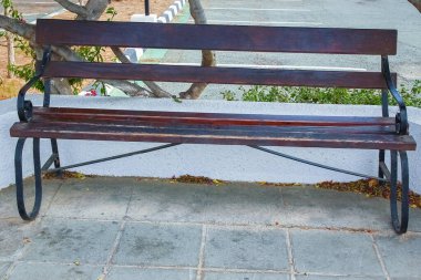 Parktaki bank açık havada seyahat ediyor.