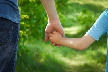 Eller ebeveyn ve çocuk yürüme konsepti