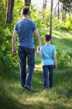 Eller ebeveyn ve çocuk yürüme konsepti