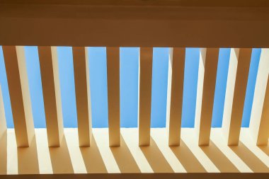 Doğa arka planında güzel bir stil Mısır sütunları