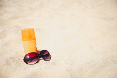 Sahilde kremalı şık bir şapka.