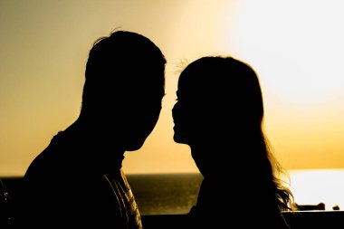 Bir yarık arka plan üzerinde denize yakın doğada güzel çift siluet