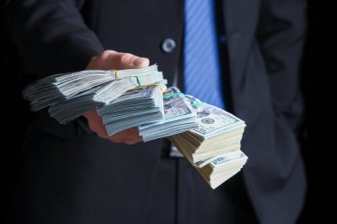 Kriz durumundaki bir işadamının eline geçen para iş konsepti banka çalışanı sayısını artırıyor.
