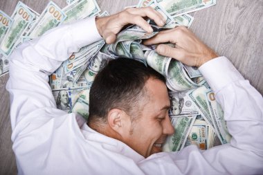 Alışveriş işinin gelişimi ve harika bir yolculuk için elinde parası olan mutlu bir adam.