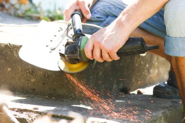 Bir adam kürekle üçkağıtçılık yapar.