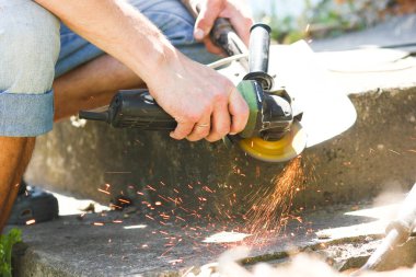 Bir adam kürekle üçkağıtçılık yapar.