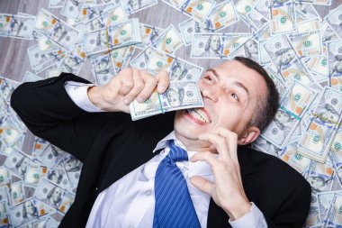 Alışveriş işinin gelişimi ve harika bir yolculuk için elinde parası olan mutlu bir adam.