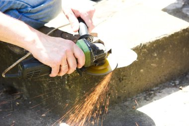 Bir erkek işçi üçkağıtçı olarak çalışır.