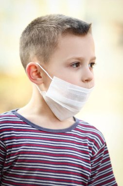 Koronavirüs ve hava yüzünden maskeli çocuk. Avrupa 'daki virüsten 2,5 hava kirliliğine karşı korunma