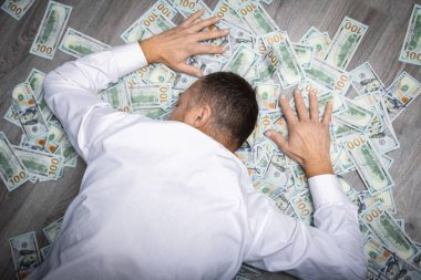 Alışveriş işinin gelişimi ve harika bir yolculuk için elinde parası olan mutlu bir adam.