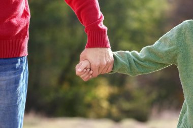 Mutlu baba kucağında çocuk aile desteği kavramı