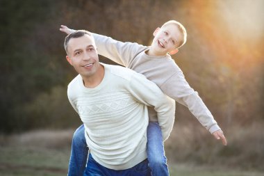 Baba çocuk duygularıyla yürür aile mutluluğu kavramı