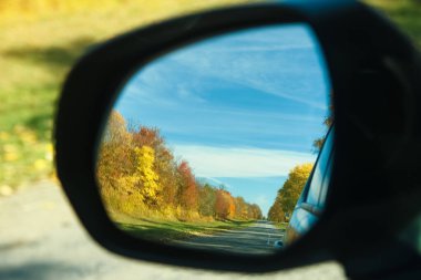 Yolculuk için güzel bir sonbahar yolu