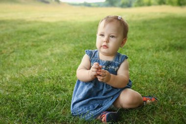 Parktaki mutlu çocuk.