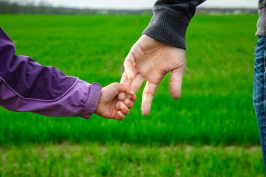 Parkta ebeveynlerin ve çocukların güzel elleri.
