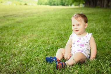 Parktaki mutlu çocuk.