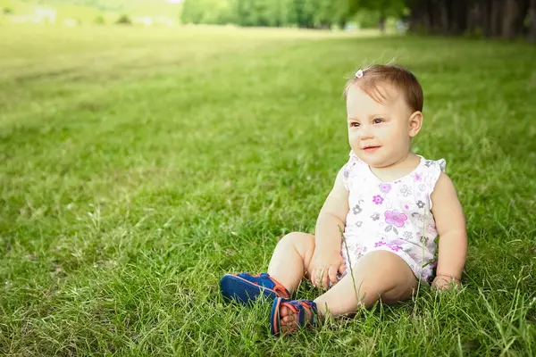 Parktaki mutlu çocuk.