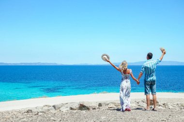 Hafta sonu doğa gezisinde deniz kıyısında mutlu bir çift.