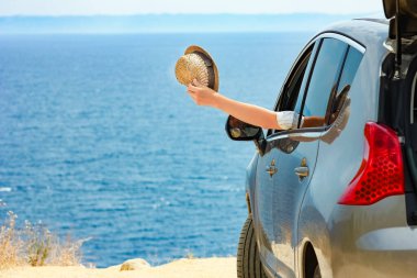 Otomatik deniz arka planındaki mutlu adam.