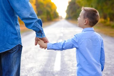 Parkta çocuklu mutlu bir ebeveyn. Doğa seyahati. Yol boyunca git.