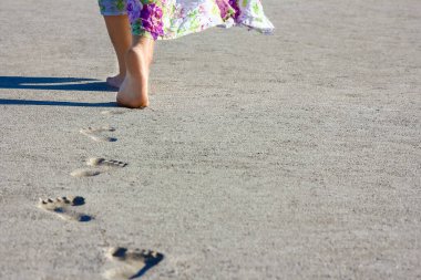 Kumda çok güzel ayak izleri var. Doğada cinayet işleniyor.