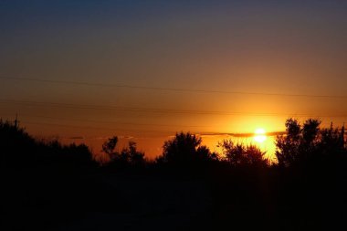 Doğada deniz kenarında güzel bir gün batımı