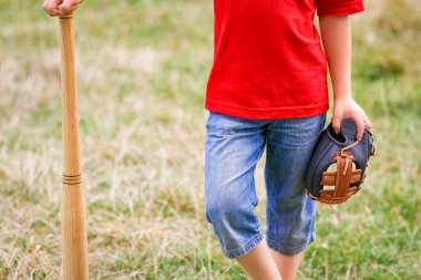 Parkta beyzbol sopalı mutlu çocuk doğa konsepti üzerine