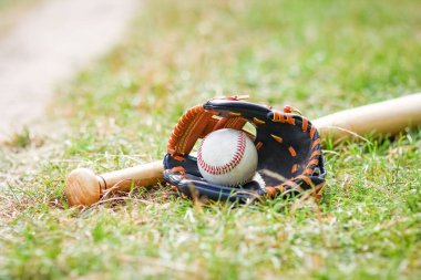 Beyzbol sopası konsepti. Top dışarıda parkta, sahada.