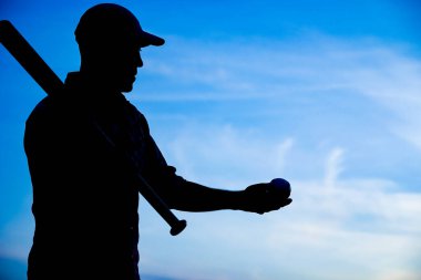 Dışarıda parkta beyzbol oynayan mutlu adam.