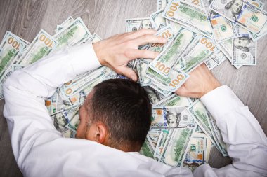 Alışveriş işinin gelişimi ve harika bir yolculuk için elinde parası olan mutlu bir adam.